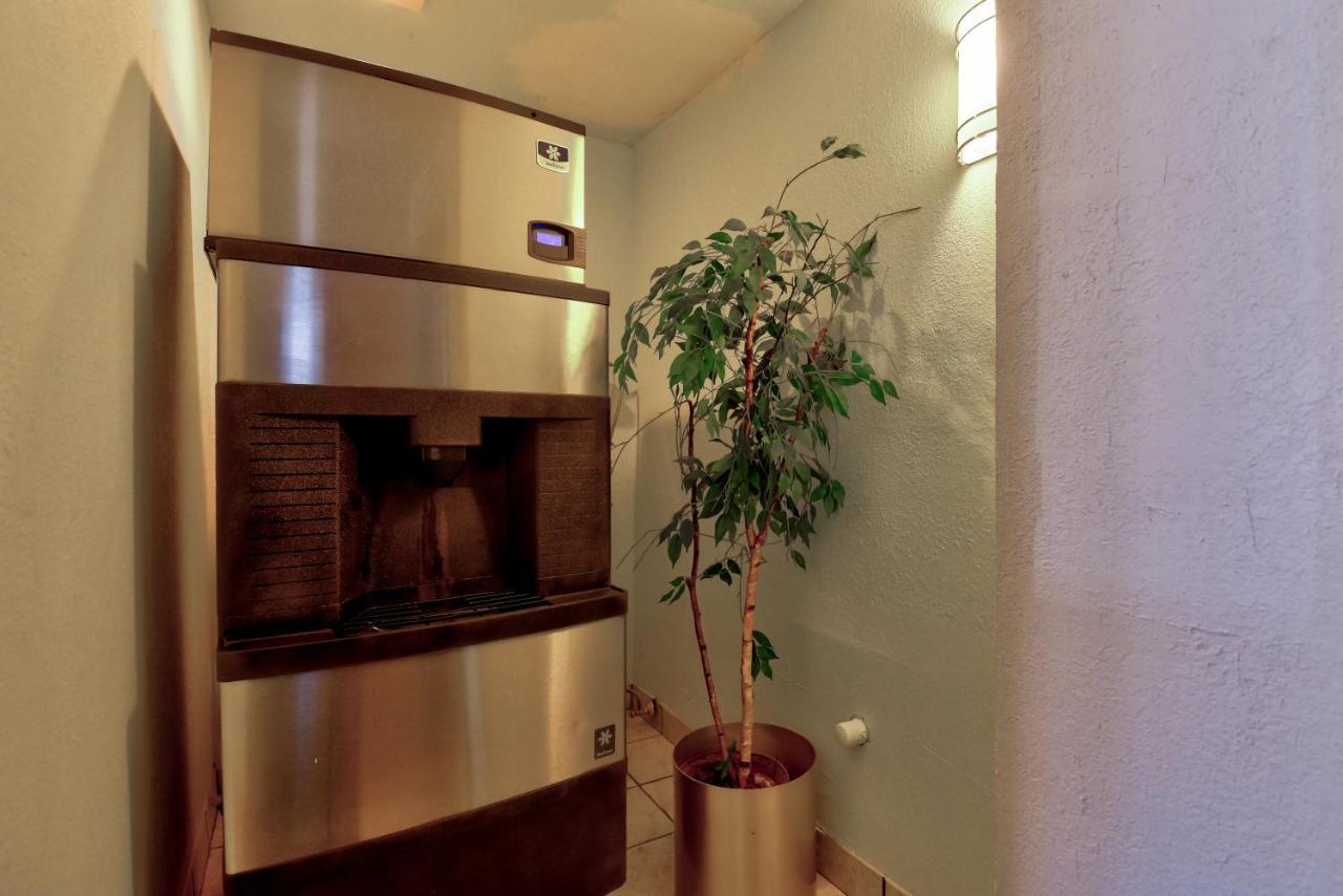 Ramada By Wyndham Oklahoma City Airport North Екстериор снимка