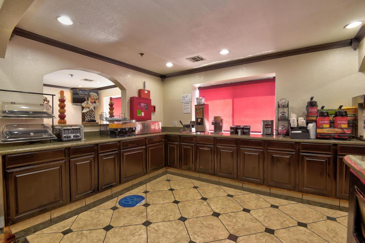 Ramada By Wyndham Oklahoma City Airport North Екстериор снимка