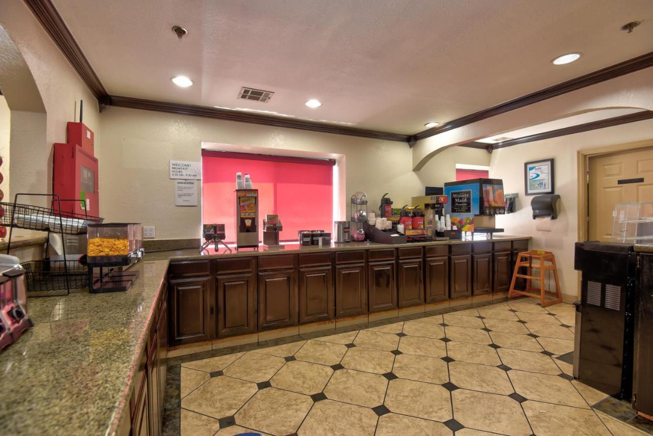 Ramada By Wyndham Oklahoma City Airport North Екстериор снимка