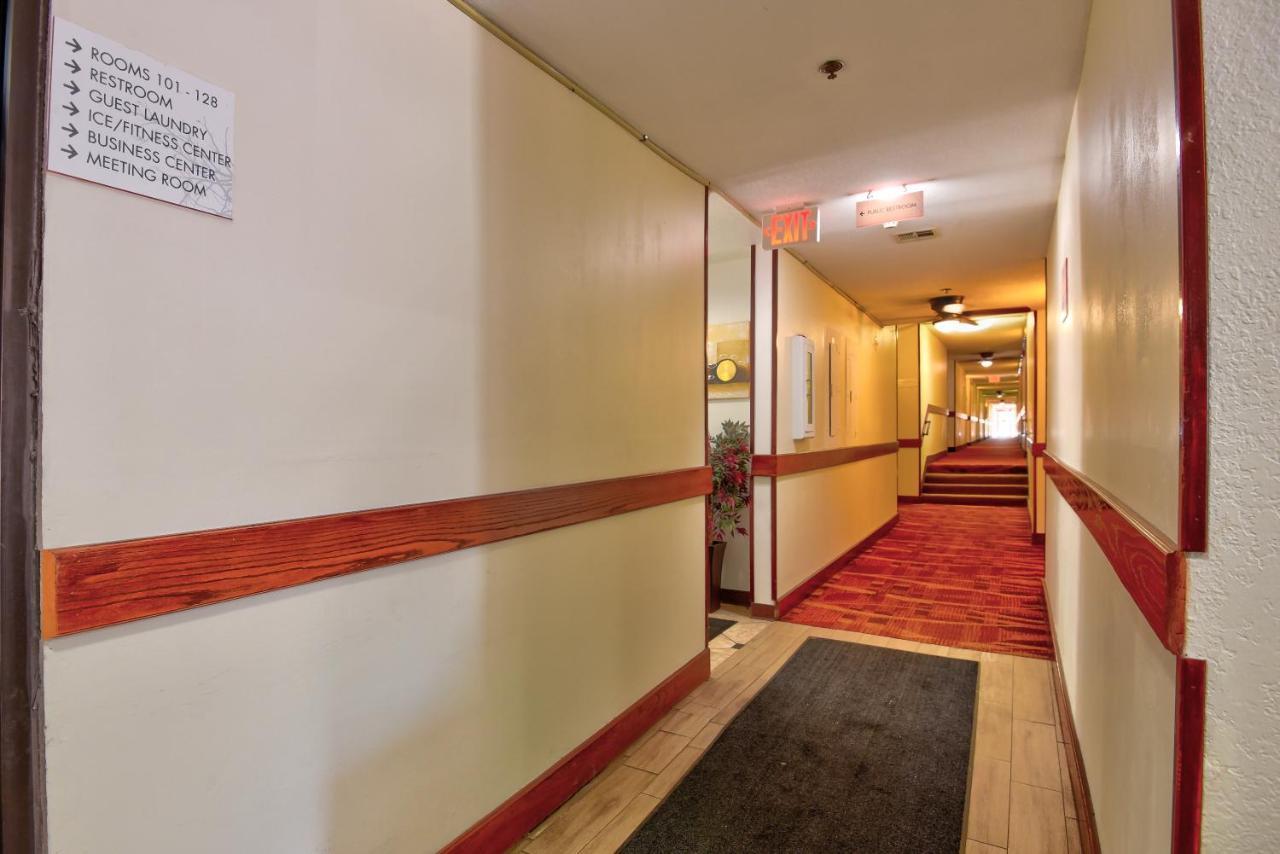 Ramada By Wyndham Oklahoma City Airport North Екстериор снимка