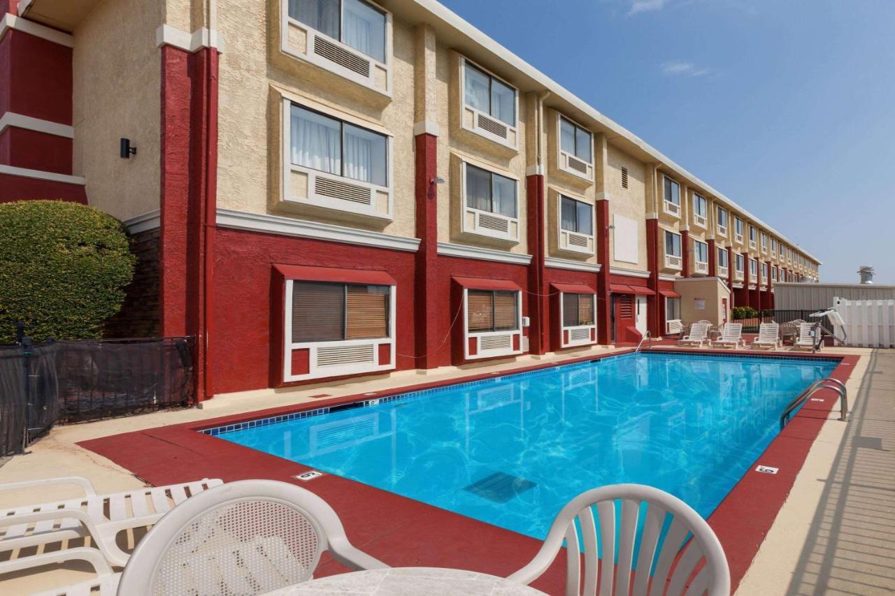 Ramada By Wyndham Oklahoma City Airport North Екстериор снимка