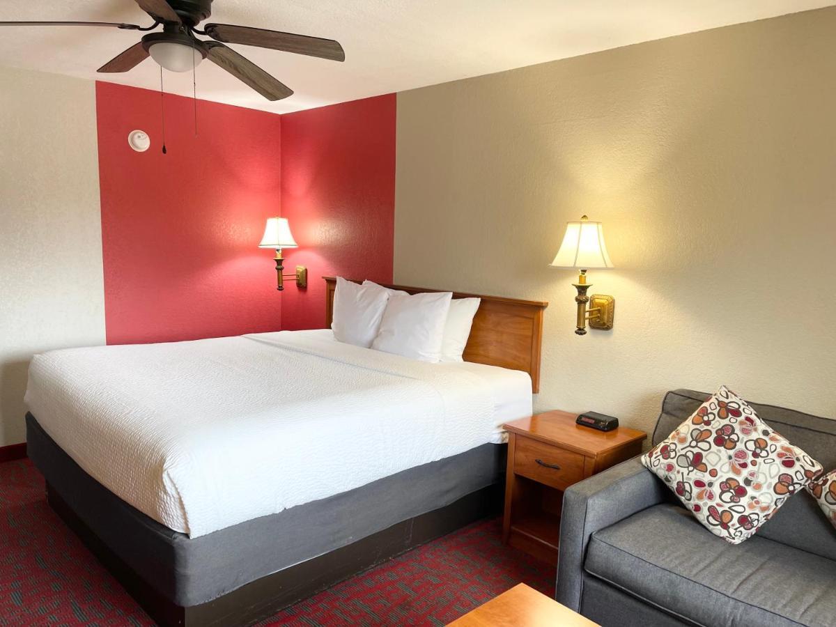 Ramada By Wyndham Oklahoma City Airport North Екстериор снимка